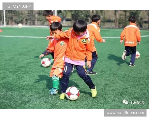 小朋友首次接触足球的快乐与挑战：从踢球到团队合作的成长之路